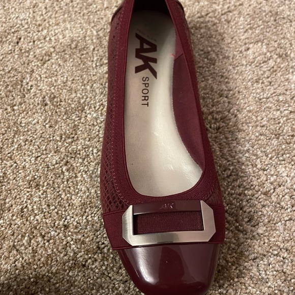 Women's AK Sport Burgundy Flats Size 8.5 M Like New Comfy - Picture 7 of 9